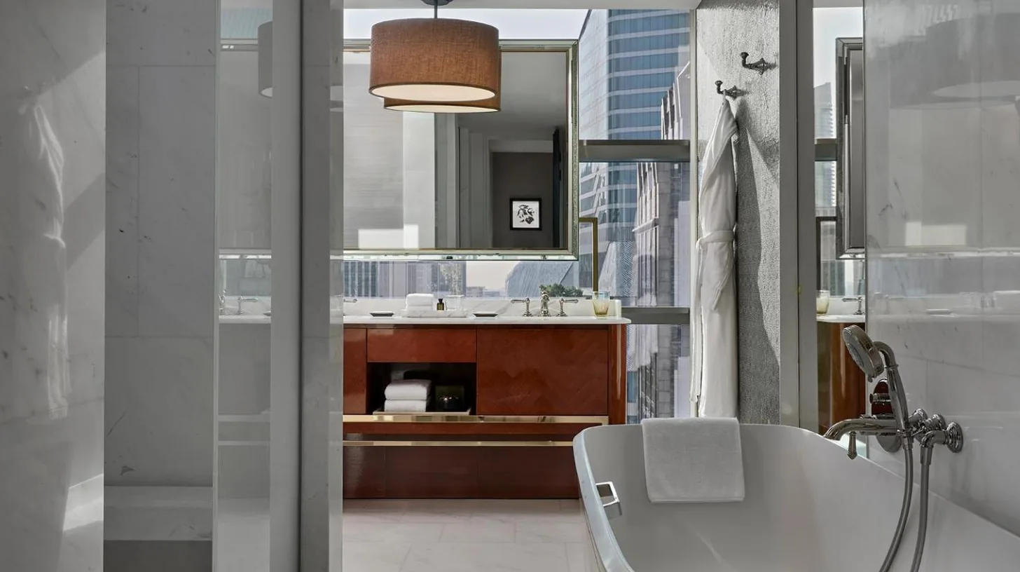 un baño con dos lavabos y una bañera en Rosewood Bangkok en Bangkok