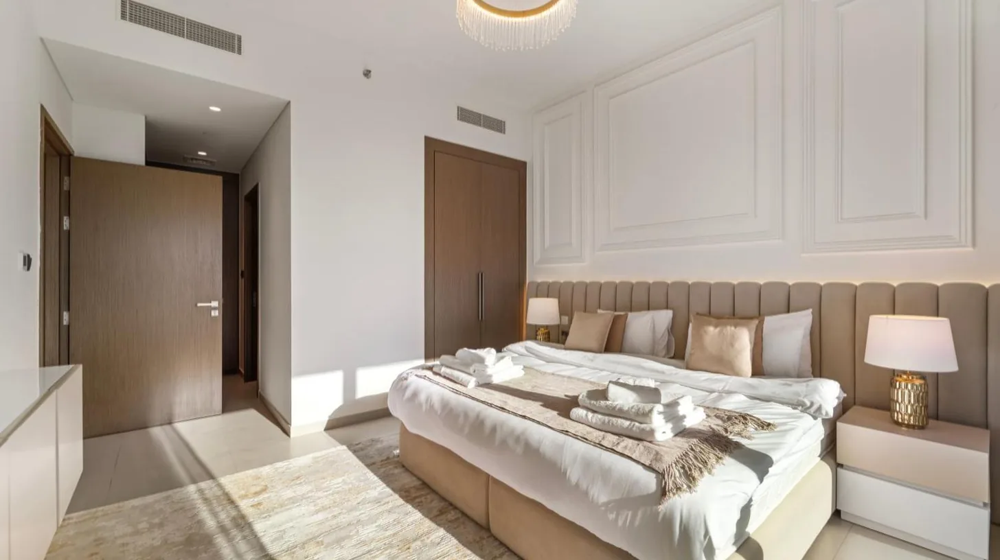 ein Schlafzimmer mit großem Bett und Kronleuchter im Modern stylish 2BR Apartment walk to Dubai Mall near Burj Khalifa in Dubai
