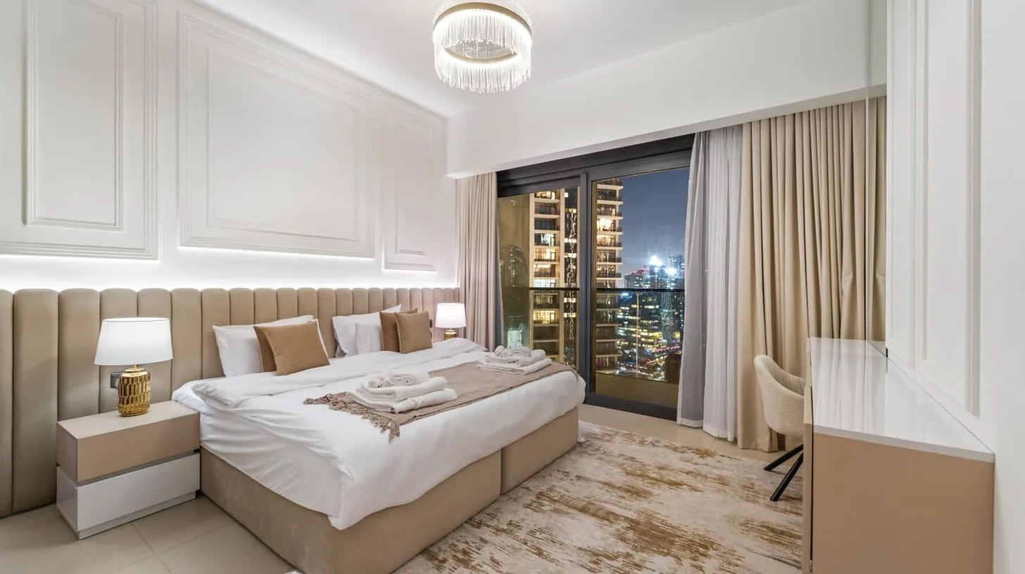 ein Schlafzimmer mit weißem Bett und großem Fenster im Modern stylish 2BR Apartment walk to Dubai Mall near Burj Khalifa in Dubai