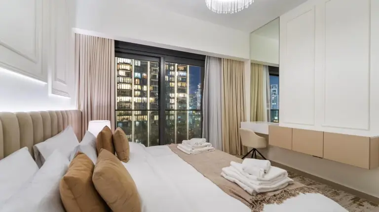 ein großes weißes Bett in einem Zimmer mit großem Fenster im Modern stylish 2BR Apartment walk to Dubai Mall near Burj Khalifa in Dubai