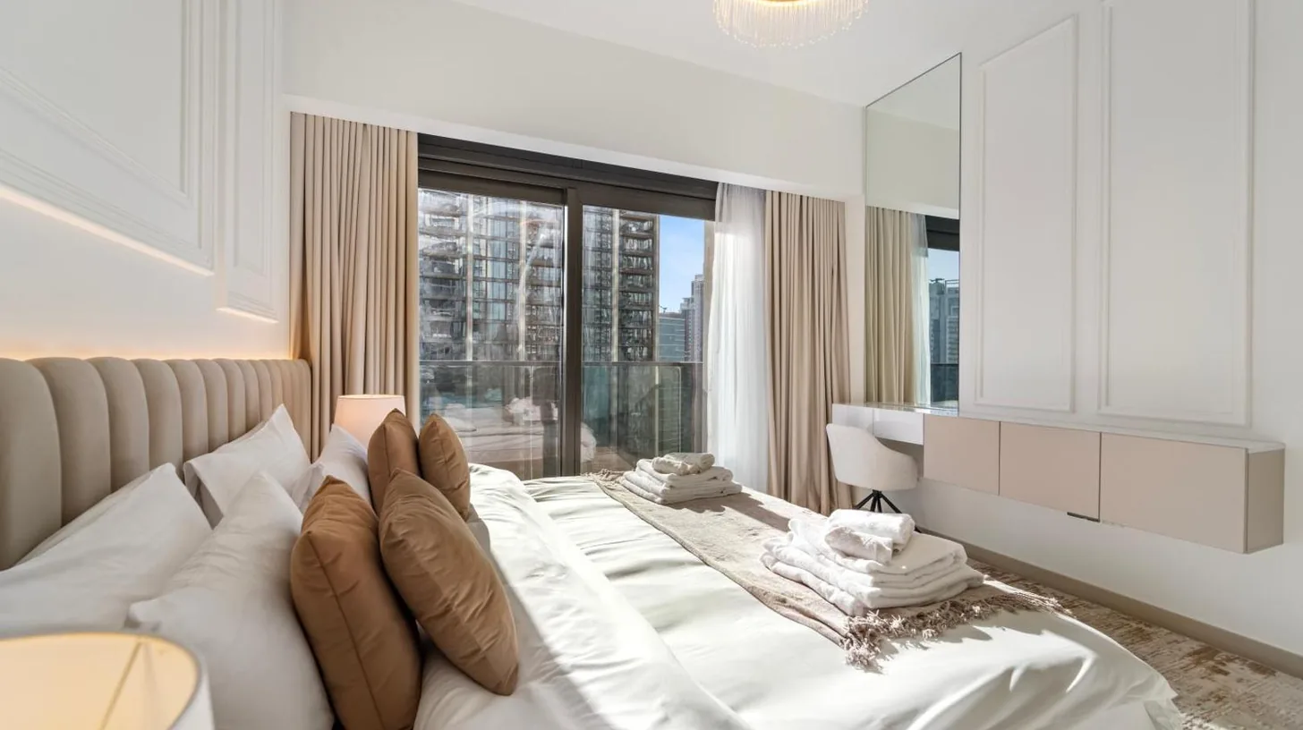 ein Balkon mit Stühlen und Blick auf die Stadt im Modern stylish 2BR Apartment walk to Dubai Mall near Burj Khalifa in Dubai