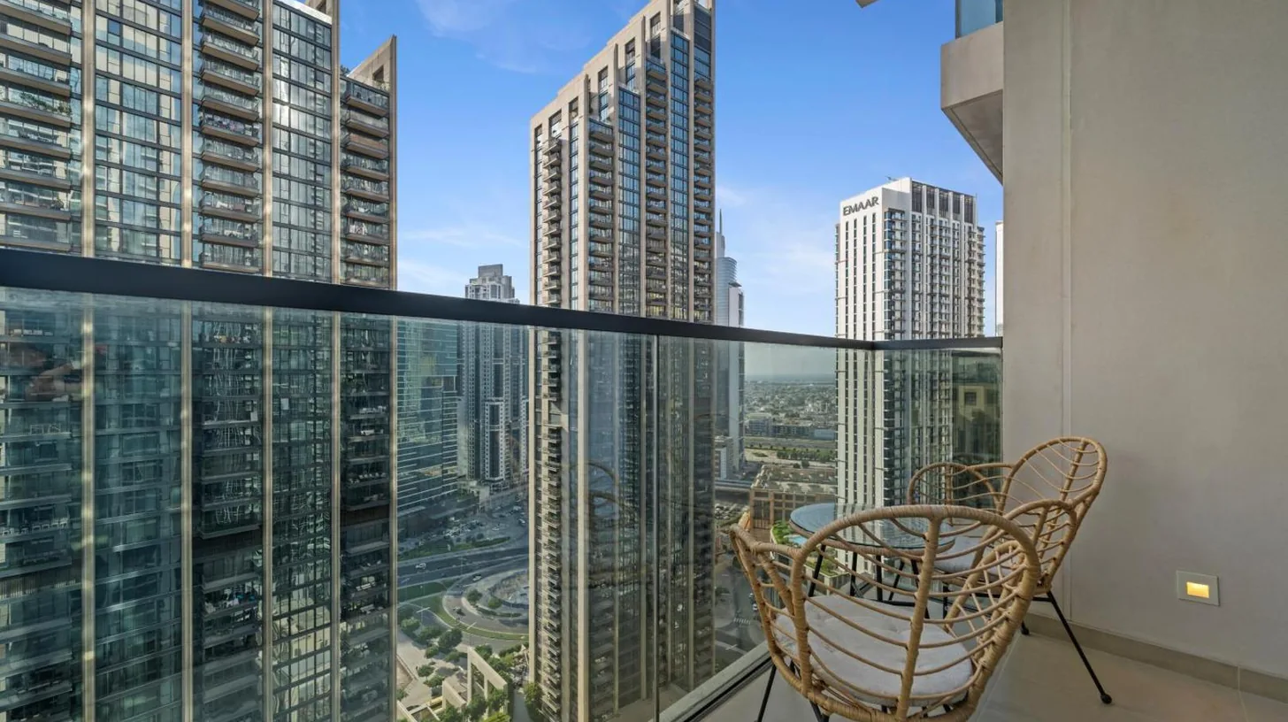 eine Stadtsilhouette bei Nacht mit hohen Gebäuden im Modern stylish 2BR Apartment walk to Dubai Mall near Burj Khalifa in Dubai