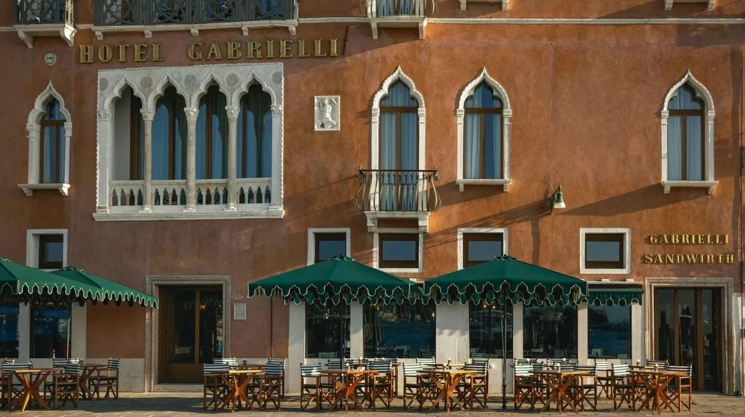 un bÃ¢timent avec tables et chaises devant un bÃ¢timent Ã  l'Hotel Gabrielli Venezia - Starhotels Collezione Ã  Venise