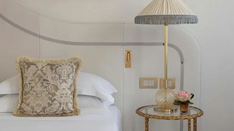 un lit avec une lampe et une table avec un oreiller Ã  l'Hotel Gabrielli Venezia - Starhotels Collezione Ã  Venise