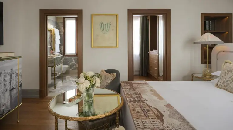 une chambre avec un lit et un vase de fleurs sur une table Ã  l'Hotel Gabrielli Venezia - Starhotels Collezione Ã  Venise