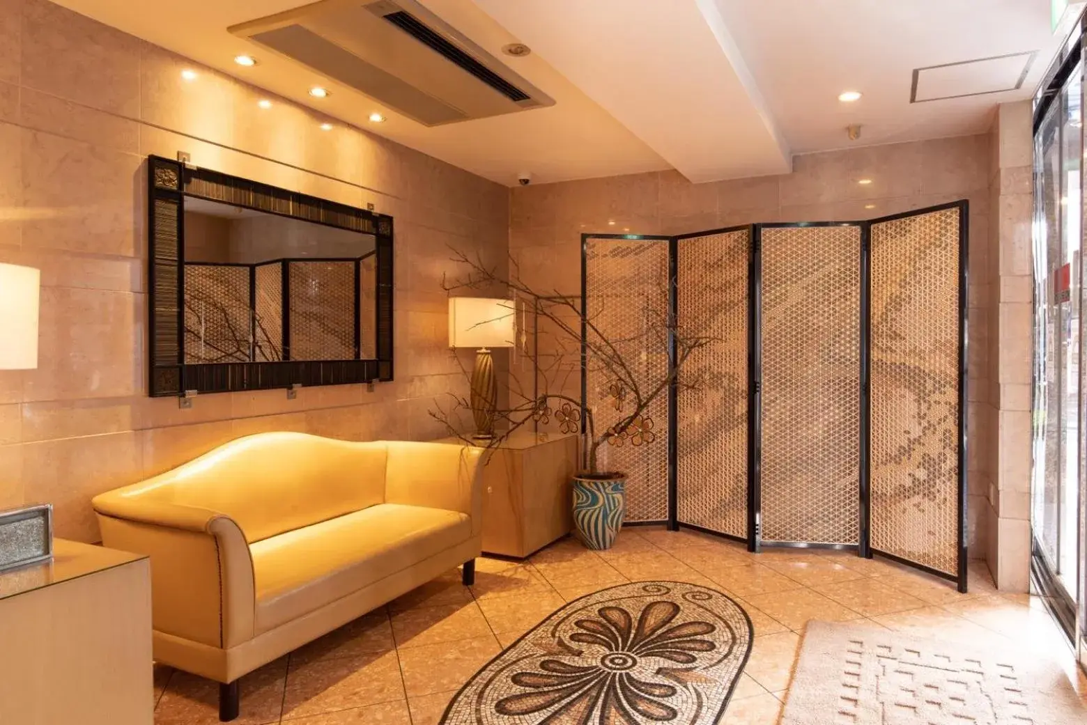 Lobby de Hotel Pulitzer Jiyugaoka à Tokyo présentant une décoration élégante