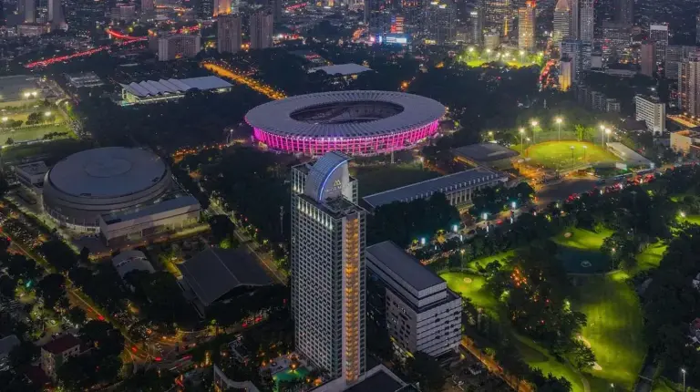 vue aérienne d'une ville de nuit avec un bâtiment à Hotel Mulia Senayan