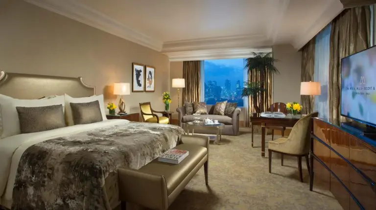 une piscine d'hôtel avec chaises longues et un bâtiment à Hotel Mulia Senayan