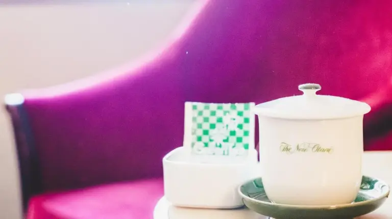 deux bouteilles d'alcool sur un sol carrelé à l'Hotel New Otani Hakata à Fukuoka