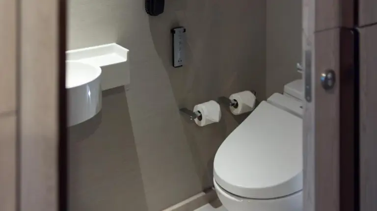 un baño con inodoro y teléfono en la pared en Hotel Nikko Bangkok en Bangkok