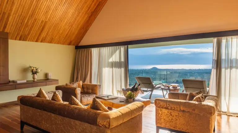 una sala de estar con sofás y una gran ventana en Ida B Domain Resort en Lipa Noi