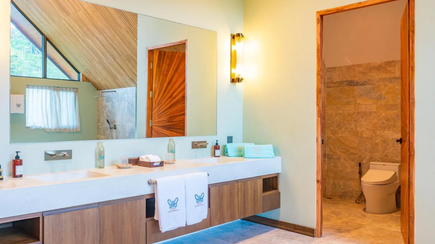 un baño con dos lavabos y una ducha en Ida B Domain Resort en Lipa Noi