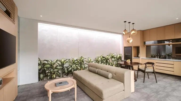 un salon avec un canapé et une table à INSPIRA Seminyak à Seminyak