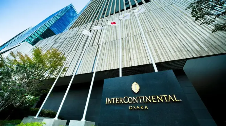 un bâtiment avec un panneau devant à l'InterContinental Hotel Osaka by IHG à Osaka