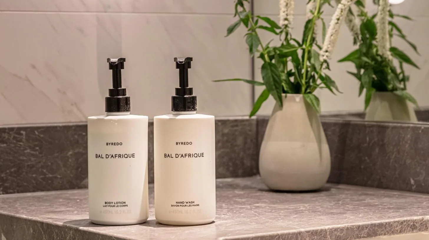 deux bouteilles de désodorisants sur un comptoir dans une salle de bain à l'InterContinental Hotel Osaka by IHG à Osaka