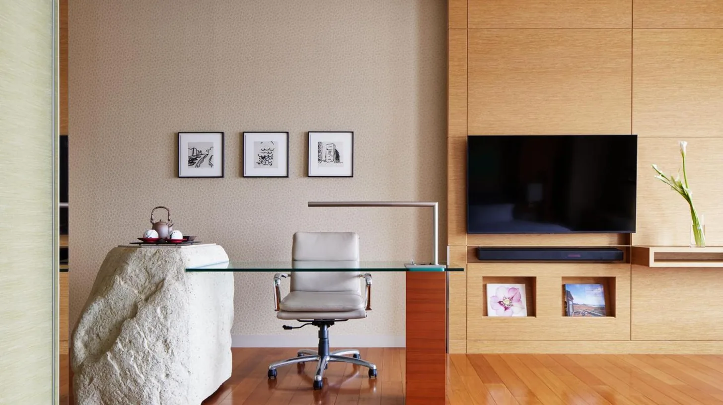 une table en verre avec une chaise et une télévision à l'InterContinental Hotel Osaka by IHG à Osaka