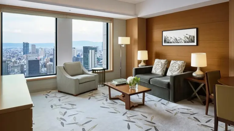 un salon avec un canapé et une table à l'InterContinental Hotel Osaka by IHG à Osaka