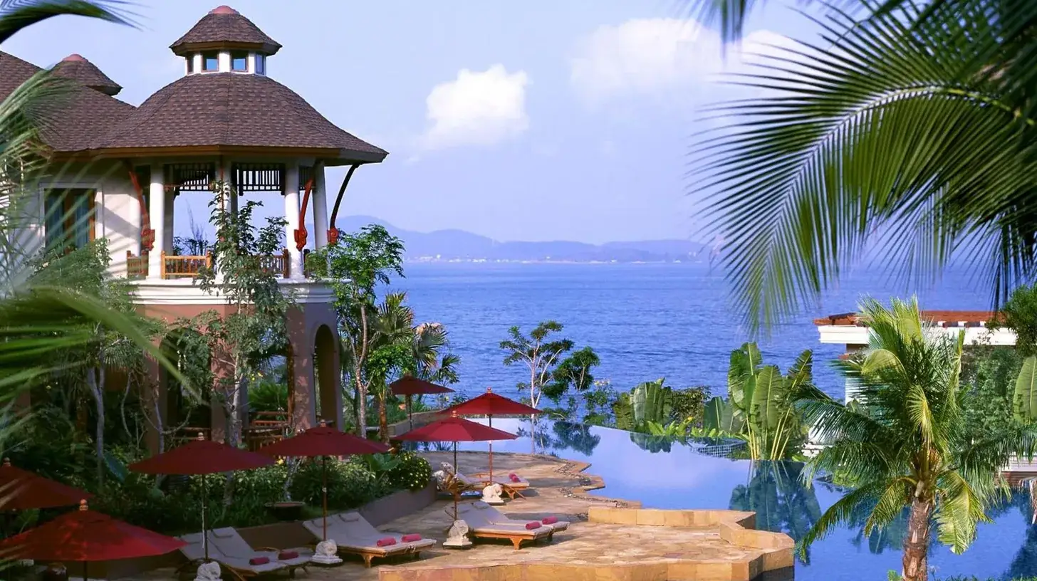 ein Resort mit einem Pool, Sonnenschirmen und dem Ozean im InterContinental Pattaya Resort von IHG in Süd‑Pattaya