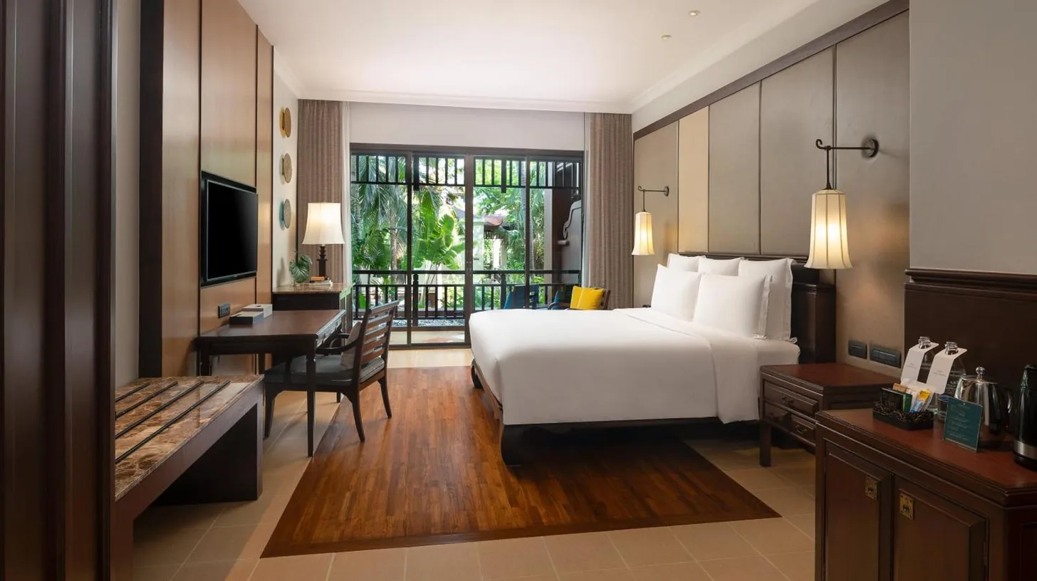 ein Hotelzimmer mit Bett, Schreibtisch und Zimmer im InterContinental Pattaya Resort von IHG in Süd‑Pattaya