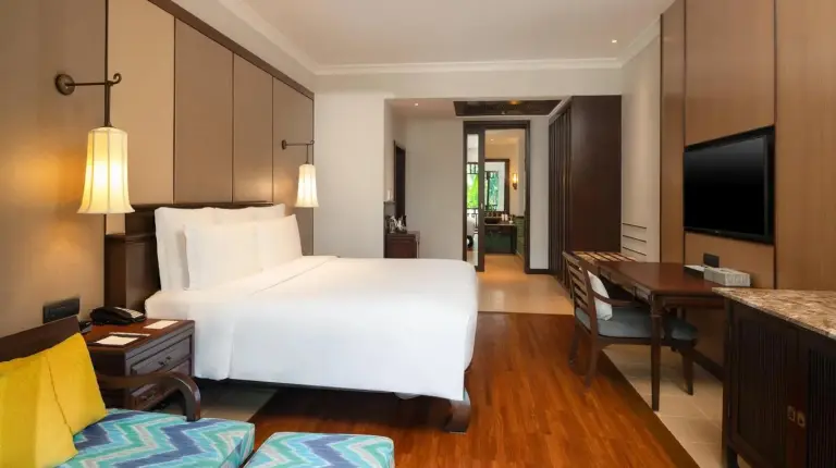 ein Schlafzimmer mit großem weißem Bett und Schreibtisch im InterContinental Pattaya Resort von IHG in Süd‑Pattaya