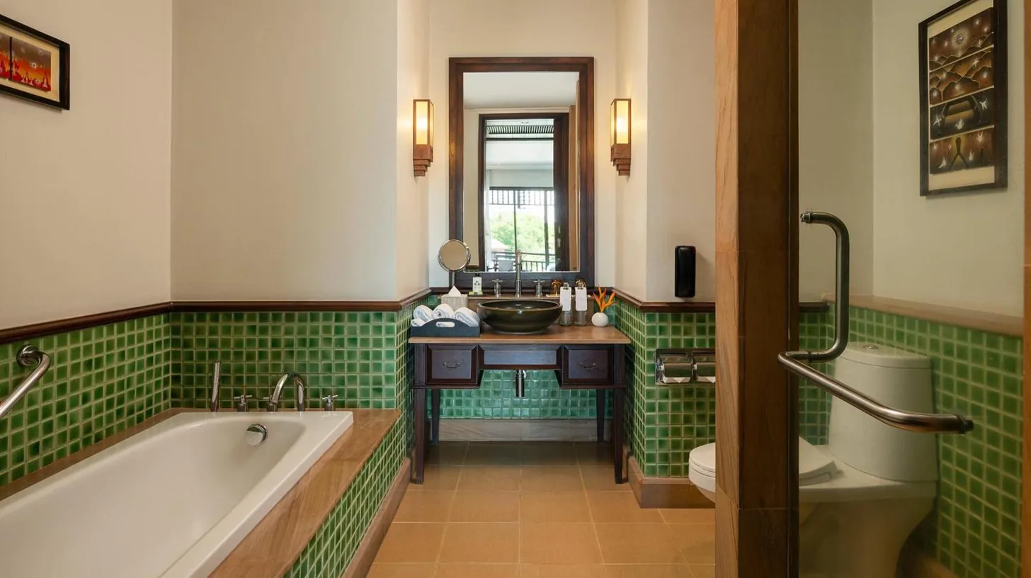 ein Badezimmer mit grünen Fliesen, Badewanne und Waschbecken im InterContinental Pattaya Resort von IHG in Süd‑Pattaya