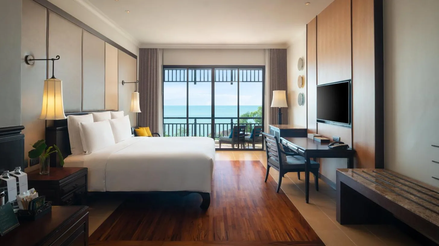 ein Hotelzimmer mit Bett, Schreibtisch und Fernseher im InterContinental Pattaya Resort von IHG in Süd‑Pattaya
