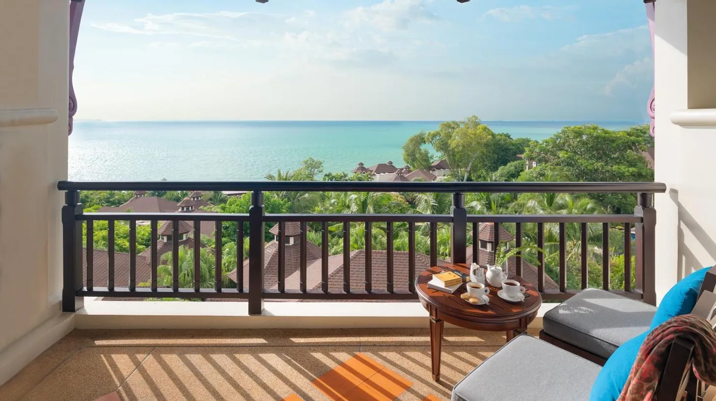 ein Balkon mit Blick auf den Ozean im InterContinental Pattaya Resort von IHG in Süd‑Pattaya