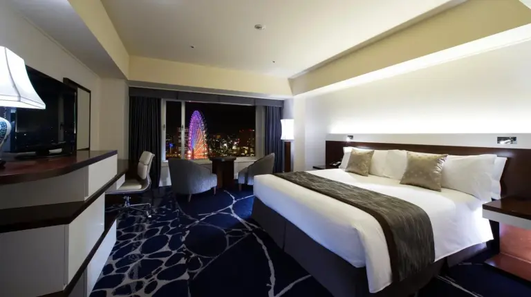 une chambre d’hôtel avec un lit et une fenêtre avec un sapin de Noël à l’InterContinental Yokohama Grand by IHG à Yokohama