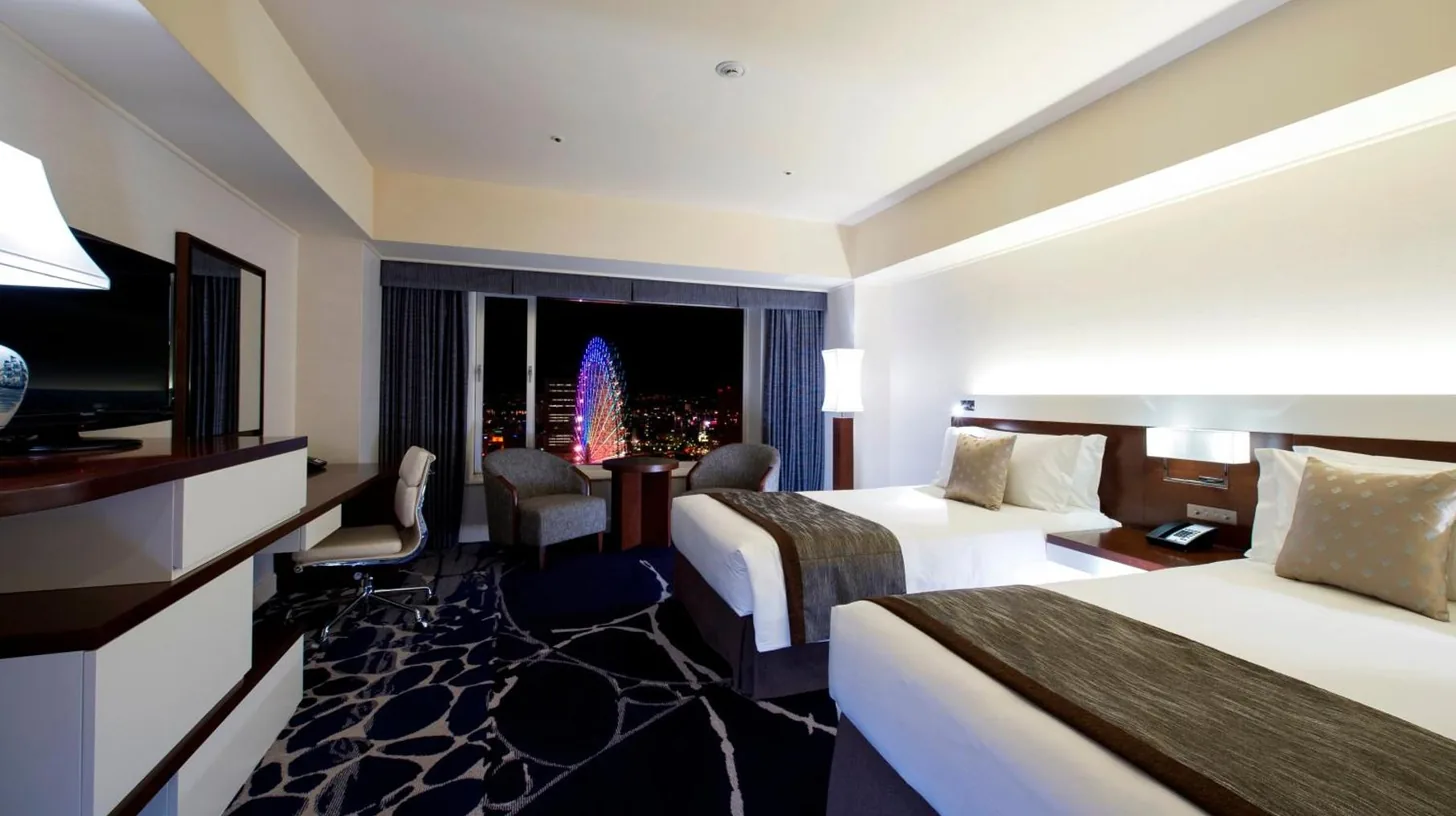 une chambre d’hôtel avec deux lits et une fenêtre avec un sapin de Noël à l’InterContinental Yokohama Grand by IHG à Yokohama