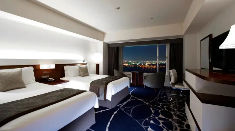 une chambre d’hôtel avec deux lits et une télévision à l’InterContinental Yokohama Grand by IHG à Yokohama