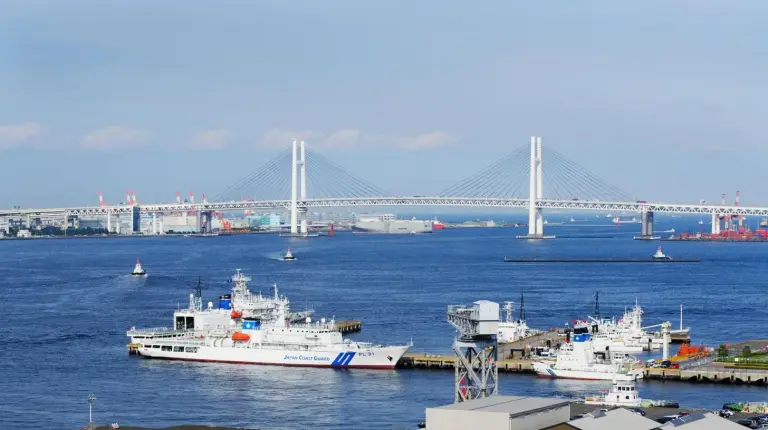 un groupe de bateaux dans l’eau devant un pont à l’InterContinental Yokohama Grand by IHG à Yokohama