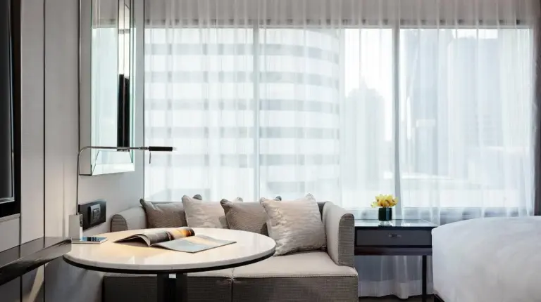 un salon avec un canapé et une table au JW Marriott Hotel Bangkok à Bangkok