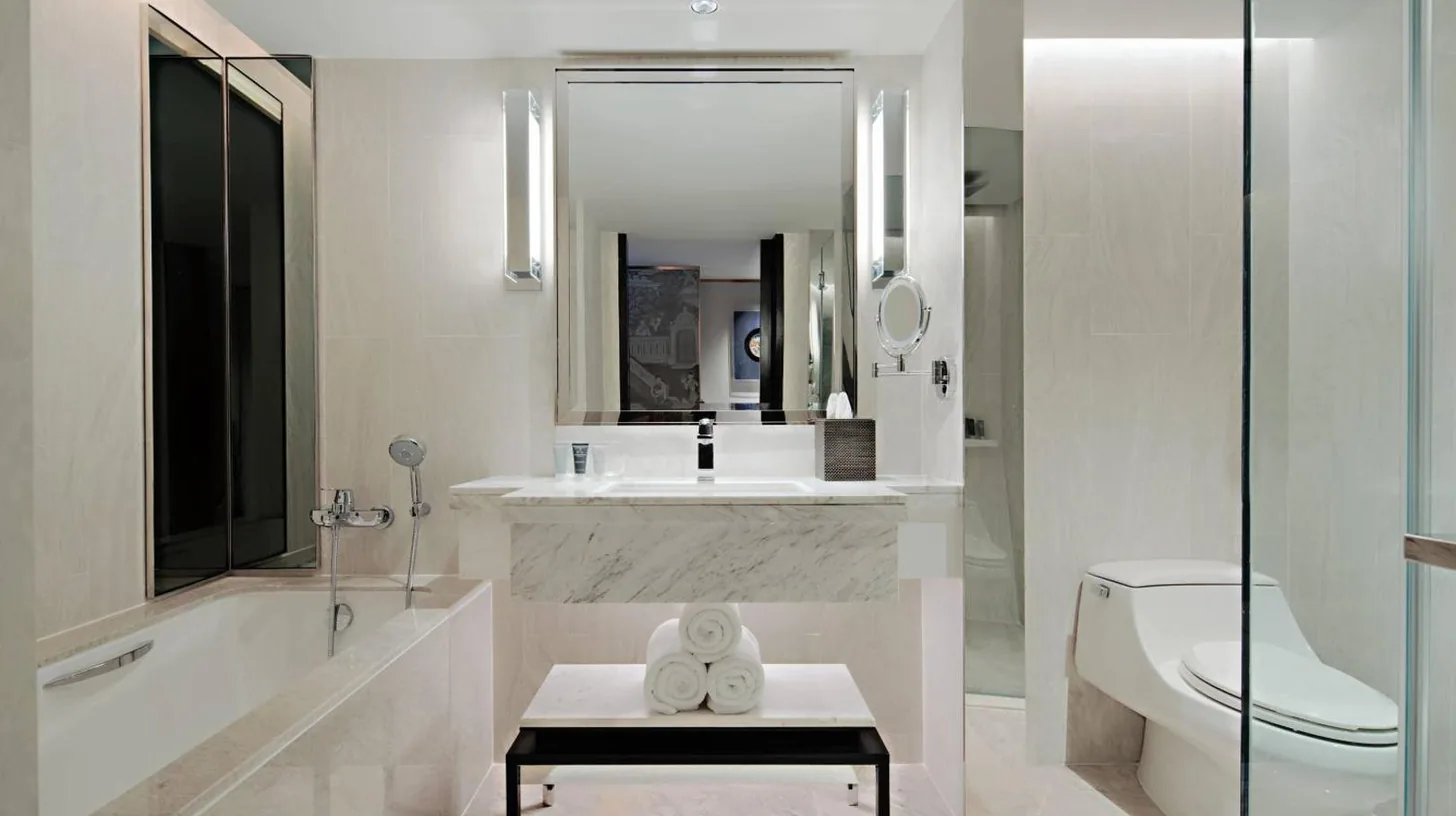 une salle de bain blanche avec un lavabo et des toilettes au JW Marriott Hotel Bangkok à Bangkok