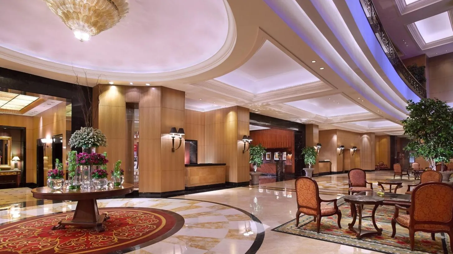 un hall d'hôtel avec tables et chaises au JW Marriott Hotel Jakarta à Jakarta