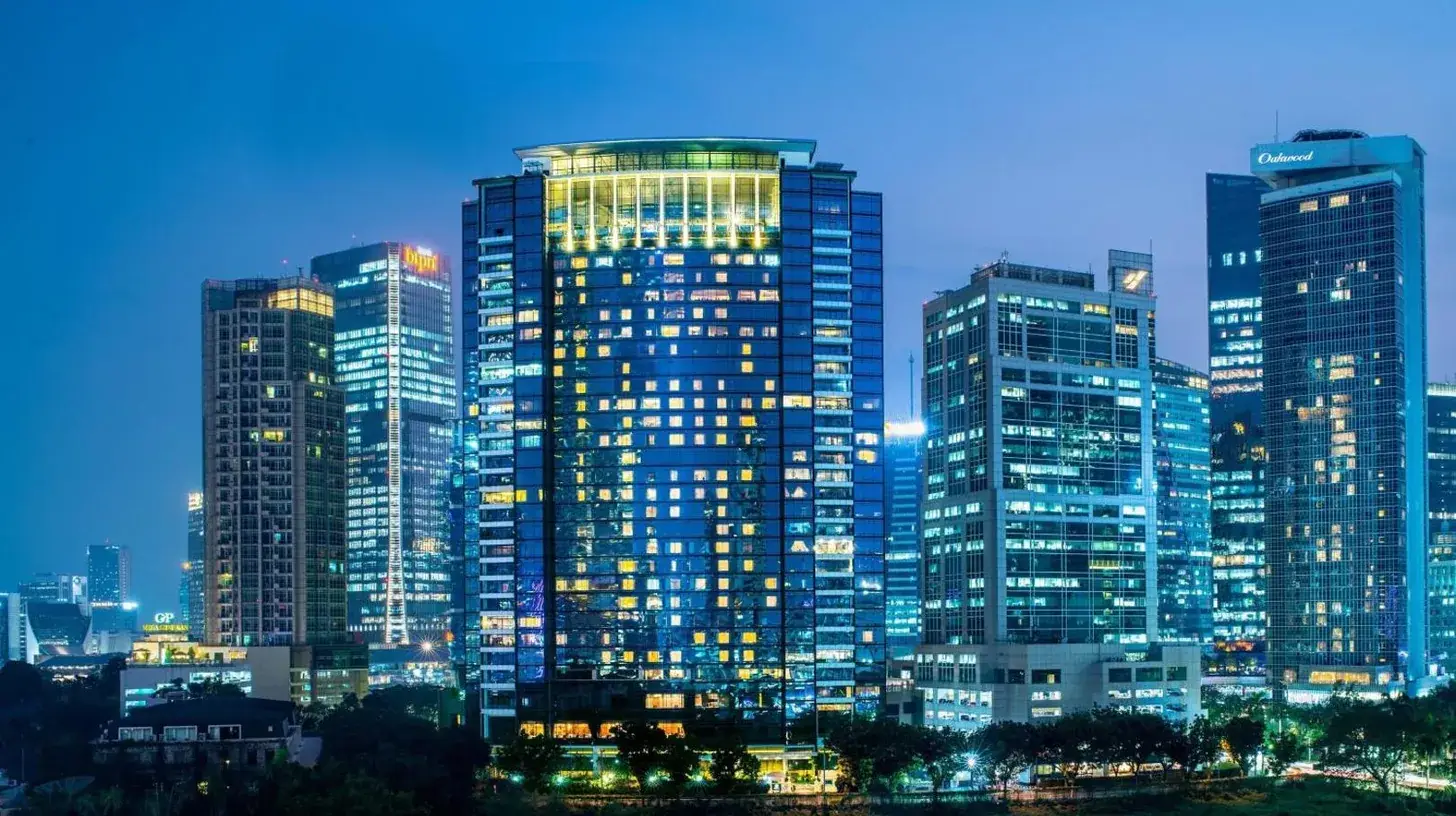 une silhouette de ville de nuit avec de hauts bâtiments au JW Marriott Hotel Jakarta à Jakarta