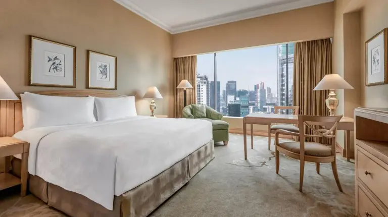 une chambre d'hôtel avec un grand lit et un bureau au JW Marriott Hotel Jakarta à Jakarta