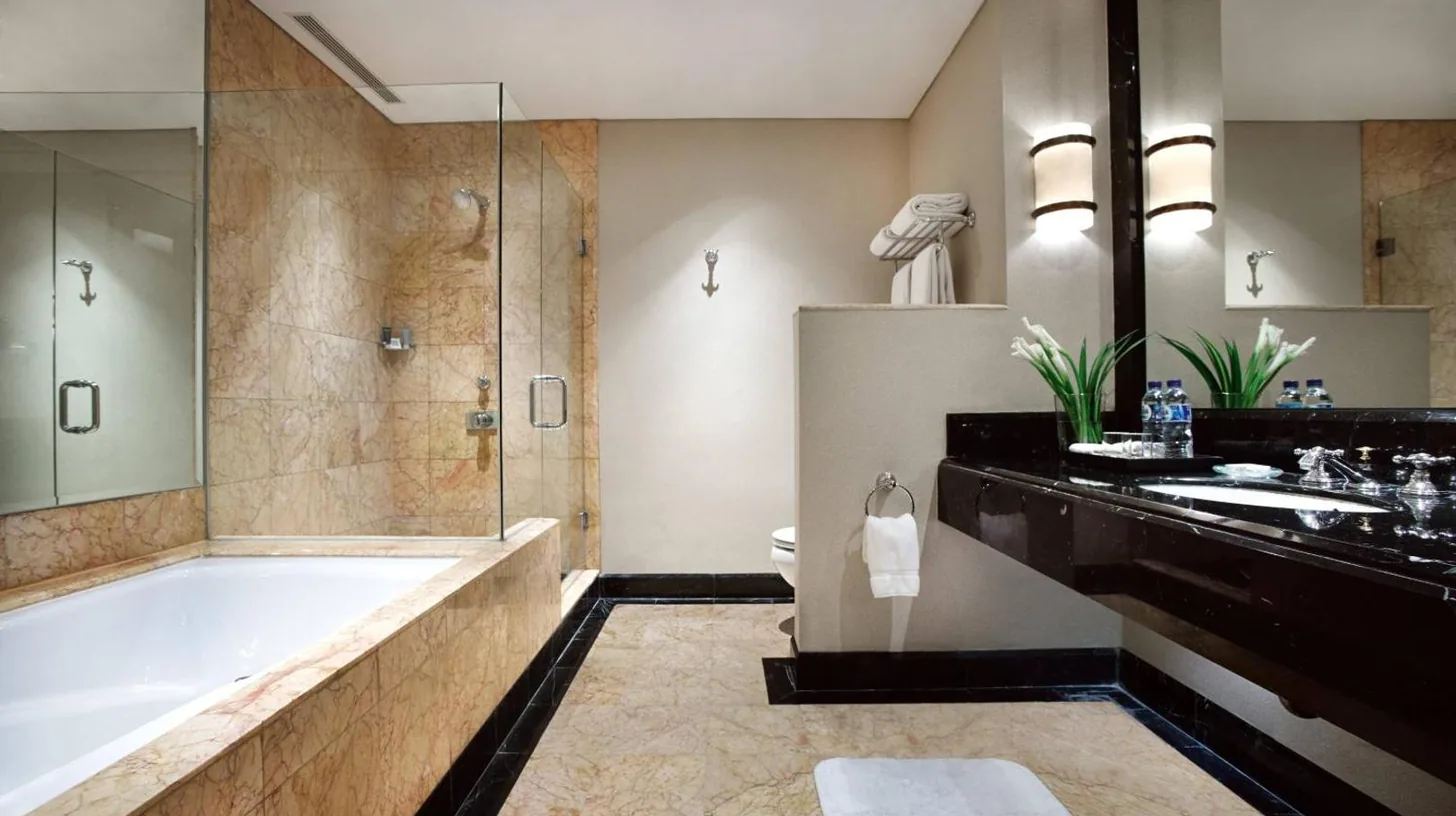 une salle de bain avec une baignoire, un lavabo et une douche au JW Marriott Hotel Jakarta à Jakarta