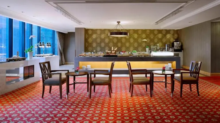 un restaurant avec tables et chaises sur un tapis rouge au JW Marriott Hotel Jakarta à Jakarta