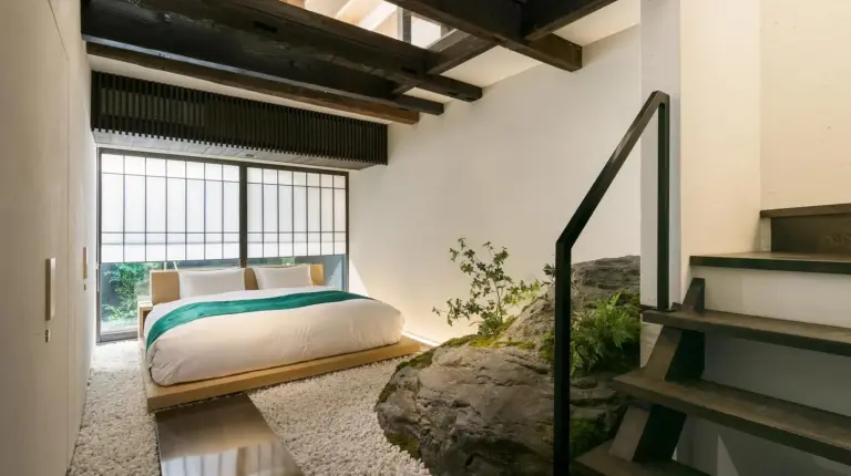 Eine Draufsicht auf eine Person in einem Haus mit Pool im Kiraku Kyoto Honmachi in Kyoto