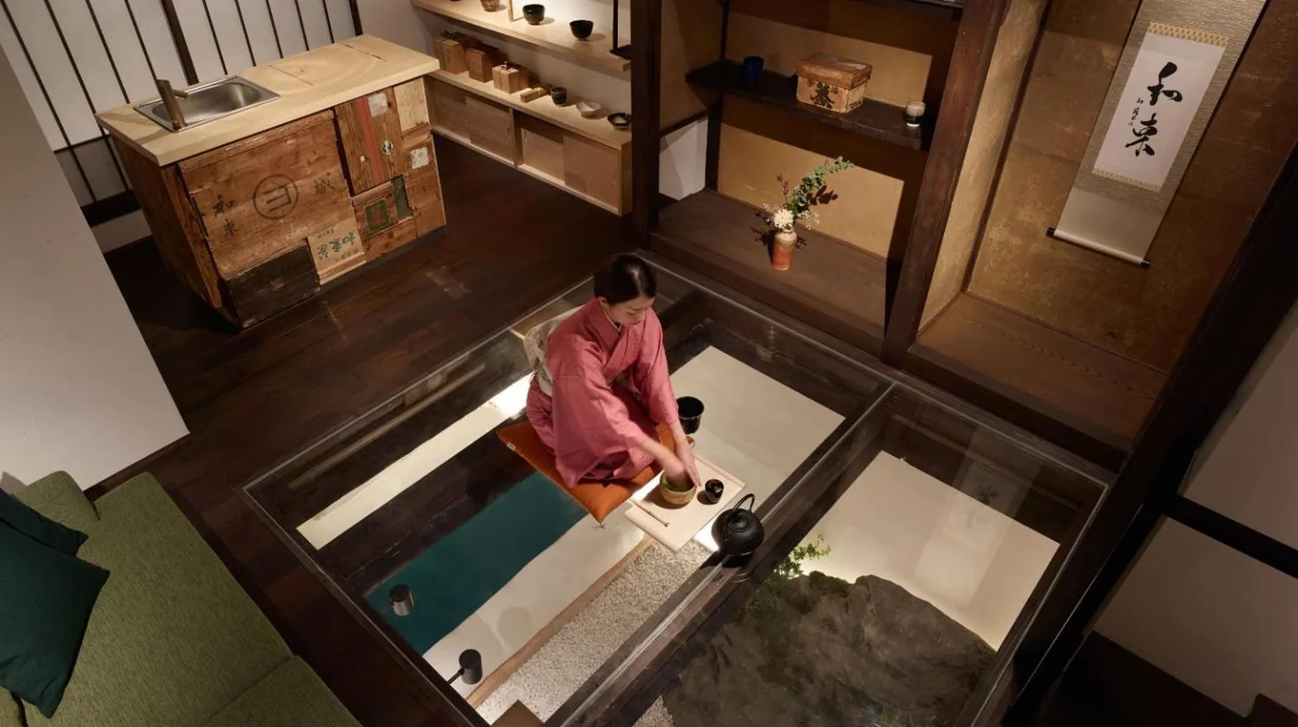 Eine Badewanne in der Ecke eines Badezimmers im Kiraku Kyoto Honmachi in Kyoto