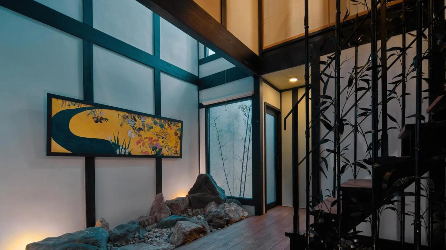 un salon avec un grand mur de verre à 季楽 京都 凛葩 Kiraku Kyoto Rinpa à Kyoto