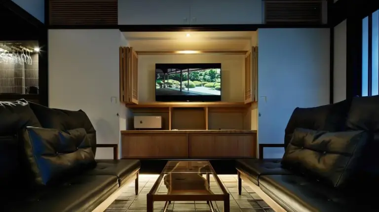 un salon avec deux canapés en cuir et une télévision à 季楽 京都 凛葩 Kiraku Kyoto Rinpa à Kyoto