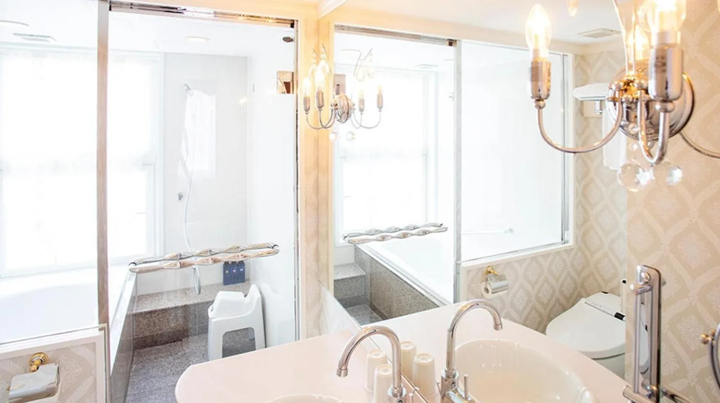 un baño con dos lavabos y un espejo en Kobe Kitano Hotel en Kobe