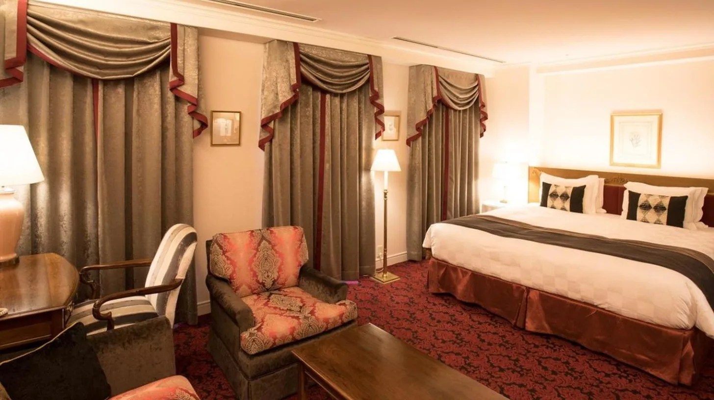 una habitación de hotel con una cama y un sofá en Kobe Kitano Hotel en Kobe