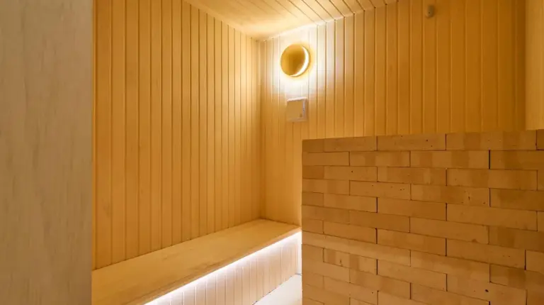 eine Sauna mit Holzwand und Licht bei KONJAKUSO OSAKA TSUTENKAKU MUSHIBUROYA Sauna Villa in Osaka