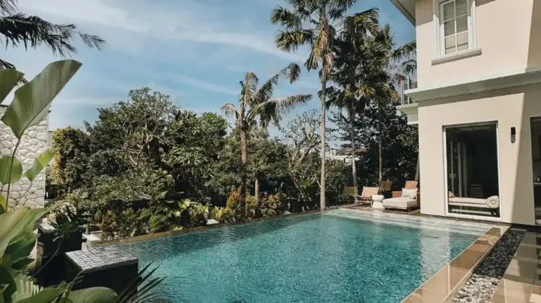 ein Swimmingpool vor einem Haus bei Kula Kara Villas Bingin