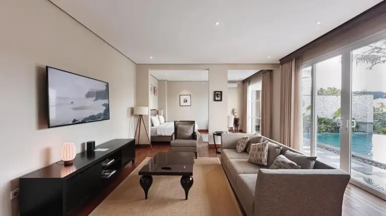 ein Wohnzimmer mit Sofa und Tisch bei Kula Kara Villas Bingin