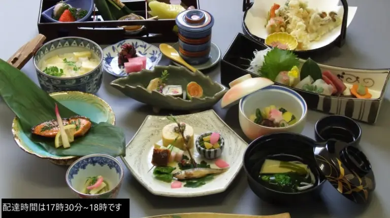 ein Tisch mit vielen Tellern voller Speisen bei Kuraya Nanseicho in Kyoto