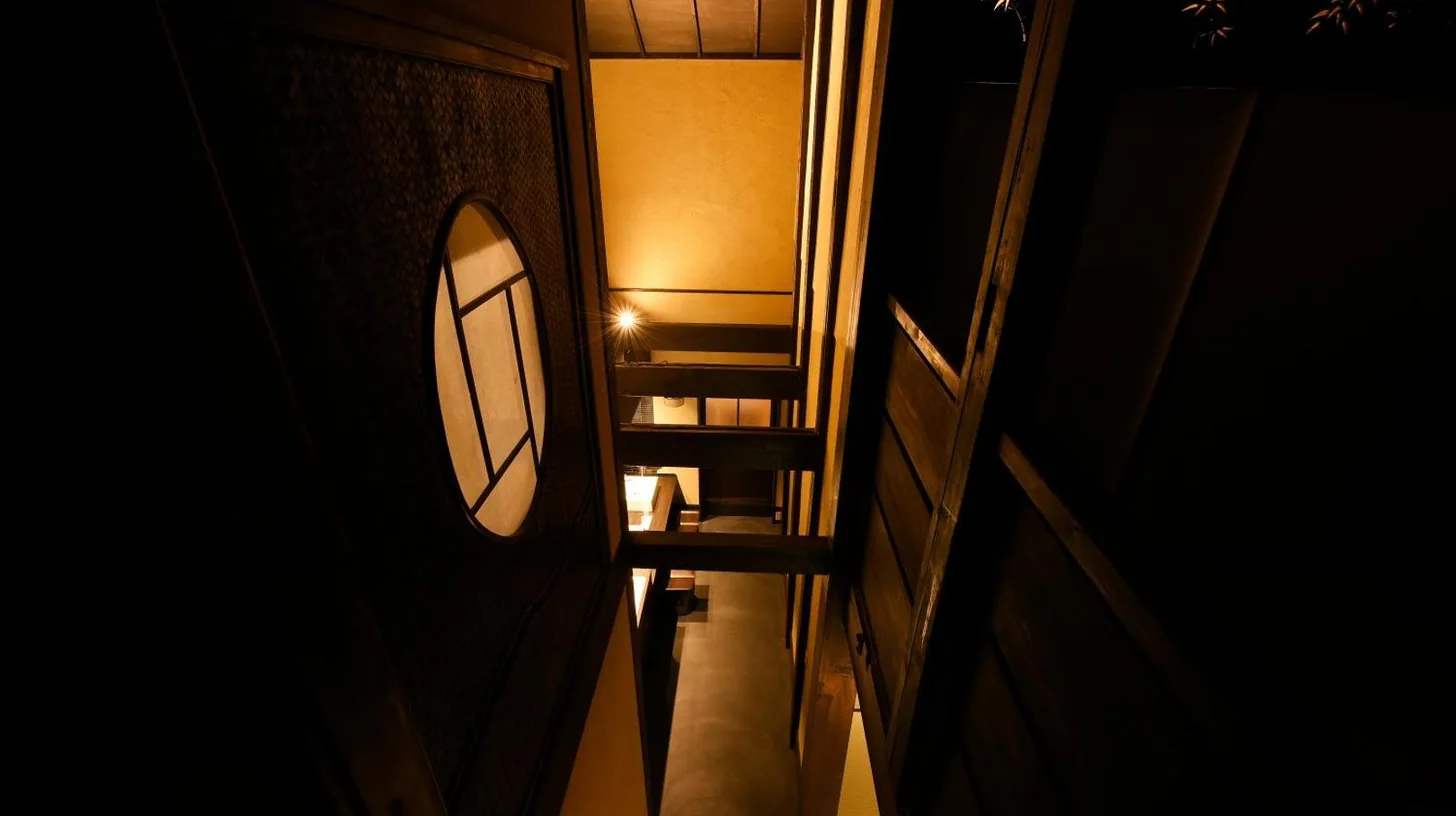 una escalera en una habitación oscura con una escalera en Kuraya Omiya Shimabara en Kioto
