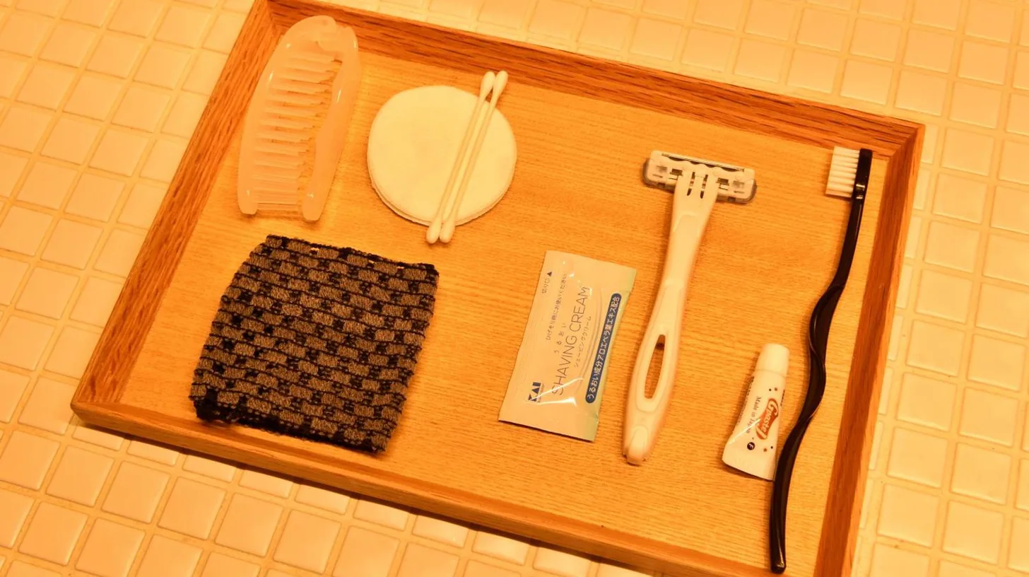 una bandeja de madera con un peine y otros artículos de baño en Kuraya Omiya Shimabara en Kioto